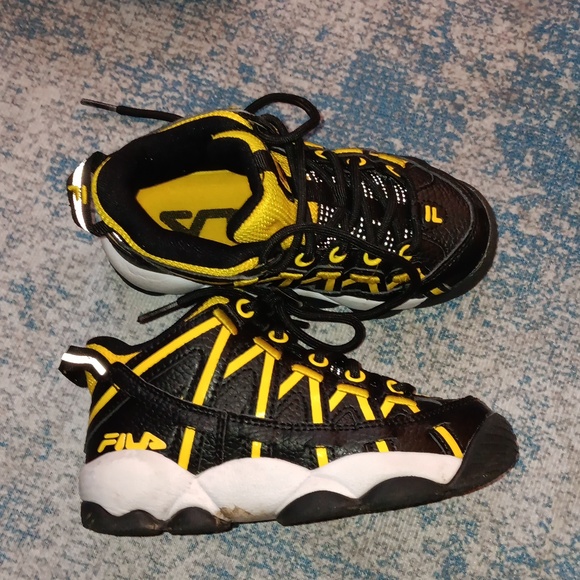 Boys sneakers size 11 - Picture 2 of 3